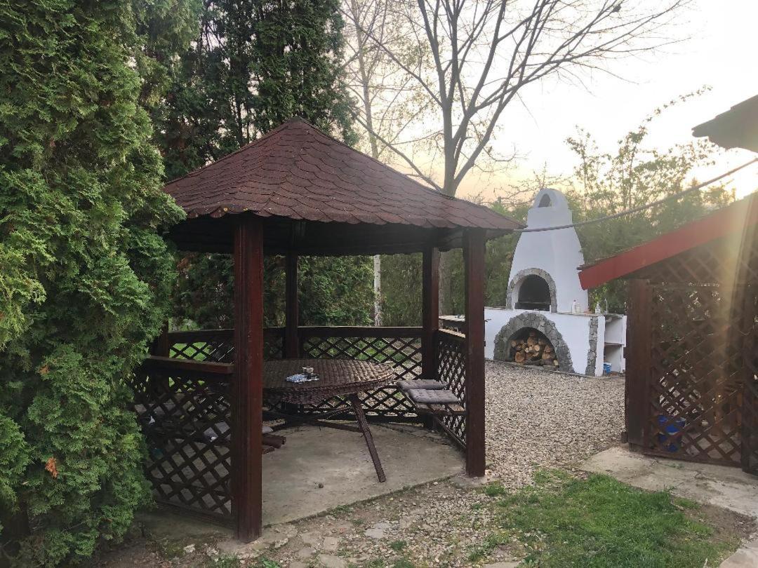 Argeselu Garden Villa - Entire Floor Apartment, Exclusive Garden Access Maracineni Exterior foto